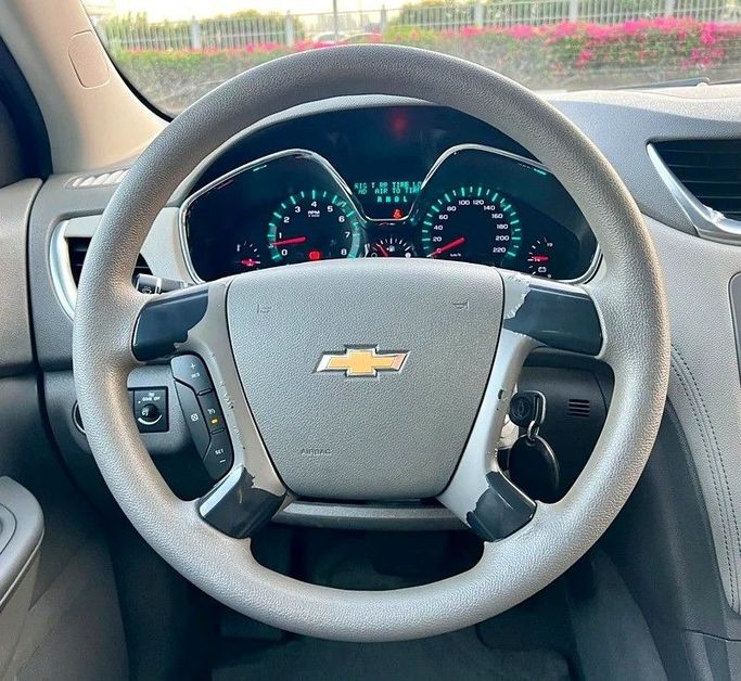 Подержанный Chevrolet Traverse Single Exhaust I Рестайлинг, 3.6 л, 2013 в Дубае от Designo Cars Trading Серебристый цвет. GCC | AUTO.AE