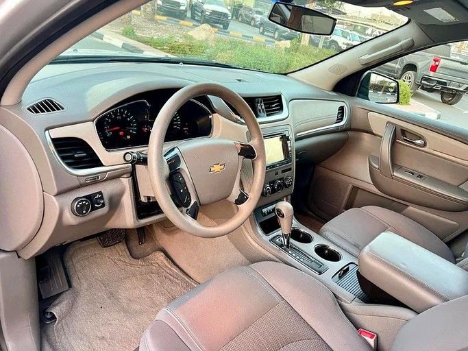 Подержанный Chevrolet Traverse Single Exhaust I Рестайлинг, 3.6 л, 2013 в Дубае от Designo Cars Trading Серебристый цвет. GCC | AUTO.AE