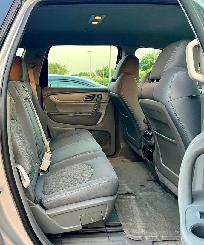 Подержанный Chevrolet Traverse Single Exhaust I Рестайлинг, 3.6 л, 2013 в Дубае от Designo Cars Trading Серебристый цвет. GCC | AUTO.AE