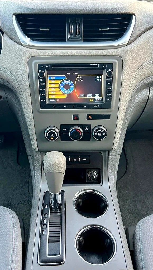 Подержанный Chevrolet Traverse Single Exhaust I Рестайлинг, 3.6 л, 2013 в Дубае от Designo Cars Trading Серебристый цвет. GCC | AUTO.AE