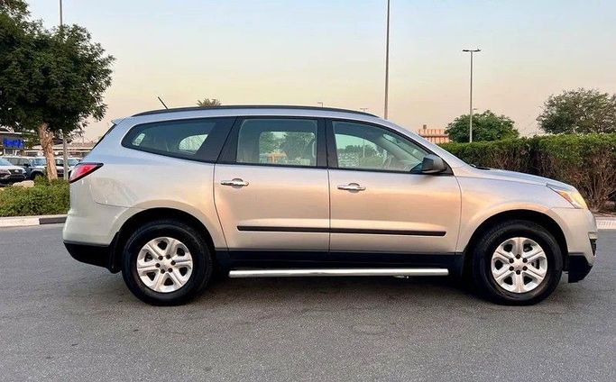 Подержанный Chevrolet Traverse Single Exhaust I Рестайлинг, 3.6 л, 2013 в Дубае от Designo Cars Trading Серебристый цвет. GCC | AUTO.AE