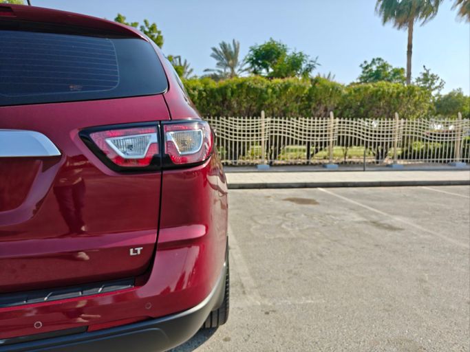 Used Chevrolet Traverse Single Exhaust I Facelift, 3.6 l, 2017 in Dubai, Red color.  | AUTO.AE