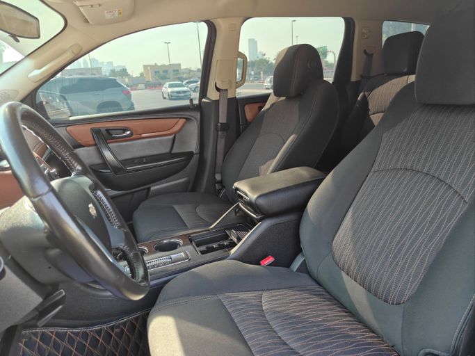 Used Chevrolet Traverse Single Exhaust I Facelift, 3.6 l, 2017 in Dubai, Red color.  | AUTO.AE