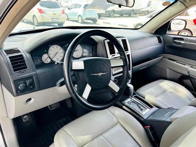Подержанный Chrysler 300C I, 3.5 л, 2007 в Дубае от Mirza Automobile FZE Серебристый цвет. Японская | AUTO.AE