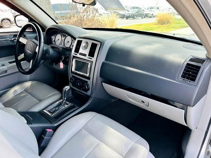 Подержанный Chrysler 300C I, 3.5 л, 2007 в Дубае от Mirza Automobile FZE Серебристый цвет. Японская | AUTO.AE