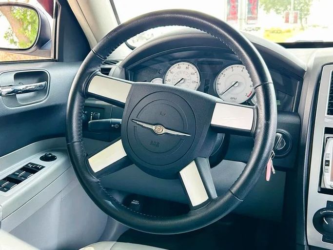 Подержанный Chrysler 300C I, 3.5 л, 2007 в Дубае от Mirza Automobile FZE Серебристый цвет. Японская | AUTO.AE