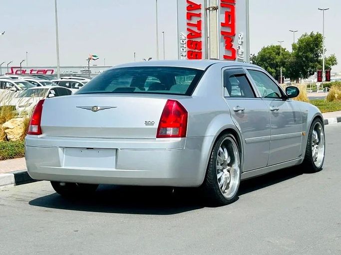 Подержанный Chrysler 300C I, 3.5 л, 2007 в Дубае от Mirza Automobile FZE Серебристый цвет. Японская | AUTO.AE