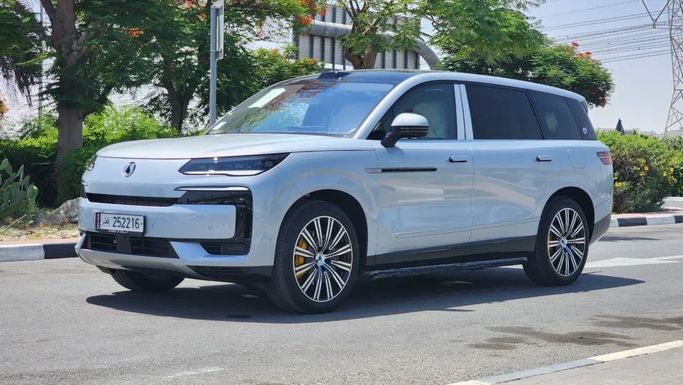Новый Denza N9, 2.0 л, 2025 в Дубае от Alwan Global Cars Серебристый цвет. Other | AUTO.AE