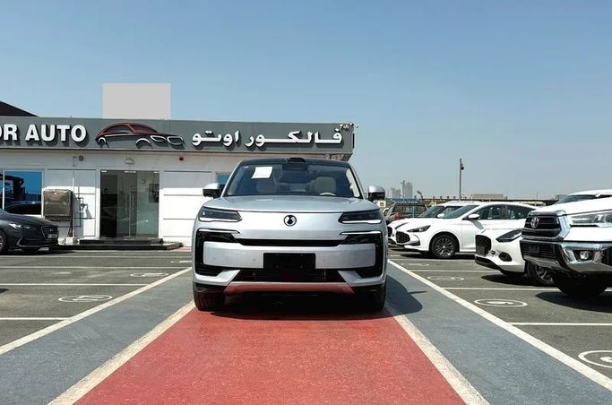 New Denza N9, 2.0 l, 2025 in Dubai by Valcor Auto, Silver color. Chinese Specs | AUTO.AE