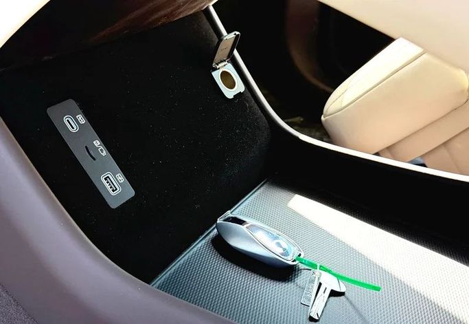 New Denza N9, 2.0 l, 2025 in Dubai by Valcor Auto, Silver color. Chinese Specs | AUTO.AE