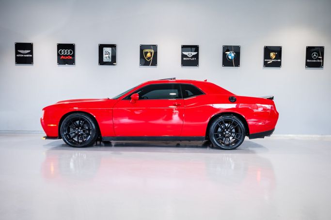Подержанный Dodge Challenger Hellcat III Рестайлинг 2, 6.2 л, 2023 в Дубае от C7 Motors Красный цвет.  | AUTO.AE