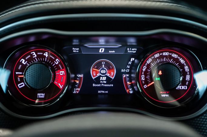Подержанный Dodge Challenger Hellcat III Рестайлинг 2, 6.2 л, 2023 в Дубае от C7 Motors Красный цвет.  | AUTO.AE