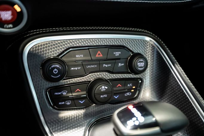 Подержанный Dodge Challenger Hellcat III Рестайлинг 2, 6.2 л, 2023 в Дубае от C7 Motors Красный цвет.  | AUTO.AE