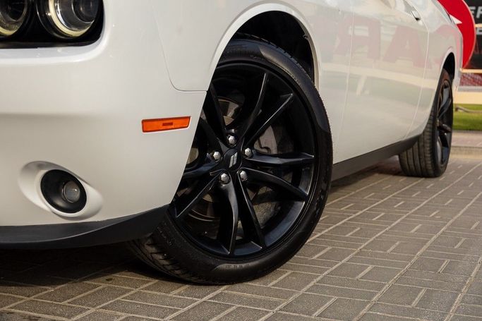 Подержанный Dodge Challenger SXT III Рестайлинг 2, 3.6 л, 2017 в Дубае от Linda Cars Белый цвет. GCC | AUTO.AE