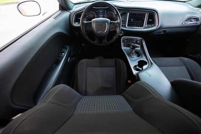 Подержанный Dodge Challenger SXT III Рестайлинг 2, 3.6 л, 2017 в Дубае от Linda Cars Белый цвет. GCC | AUTO.AE