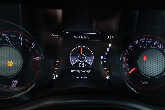 Подержанный Dodge Challenger SXT III Рестайлинг 2, 3.6 л, 2017 в Дубае от Linda Cars Белый цвет. GCC | AUTO.AE