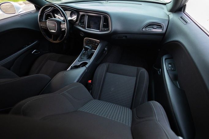 Подержанный Dodge Challenger SXT III Рестайлинг 2, 3.6 л, 2017 в Дубае от Linda Cars Белый цвет. GCC | AUTO.AE