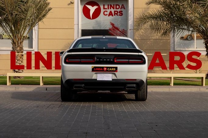 Подержанный Dodge Challenger SXT III Рестайлинг 2, 3.6 л, 2017 в Дубае от Linda Cars Белый цвет. GCC | AUTO.AE