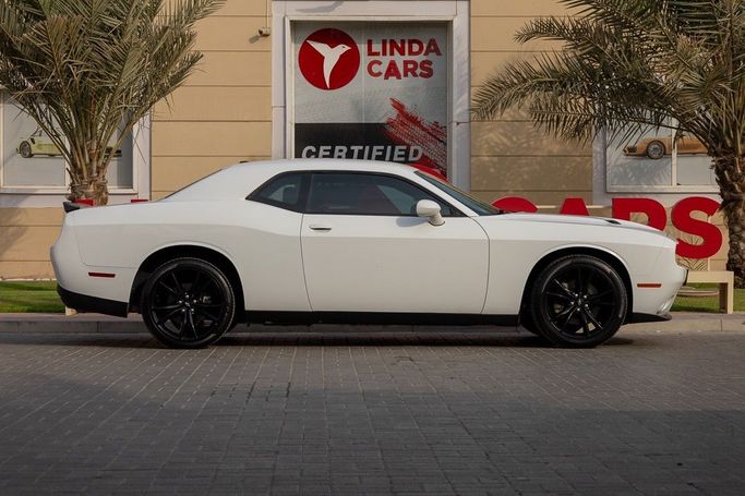 Подержанный Dodge Challenger SXT III Рестайлинг 2, 3.6 л, 2017 в Дубае от Linda Cars Белый цвет. GCC | AUTO.AE