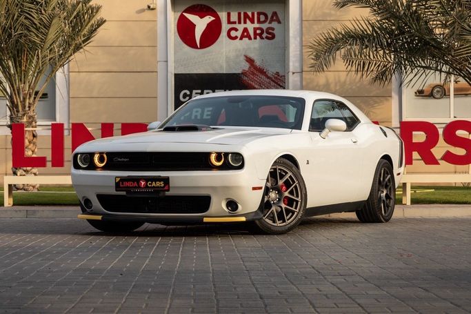 Подержанный Dodge Challenger R_T III Рестайлинг 2, 6.4 л, 2018 в Дубае от Linda Cars Белый цвет. Канадская | AUTO.AE