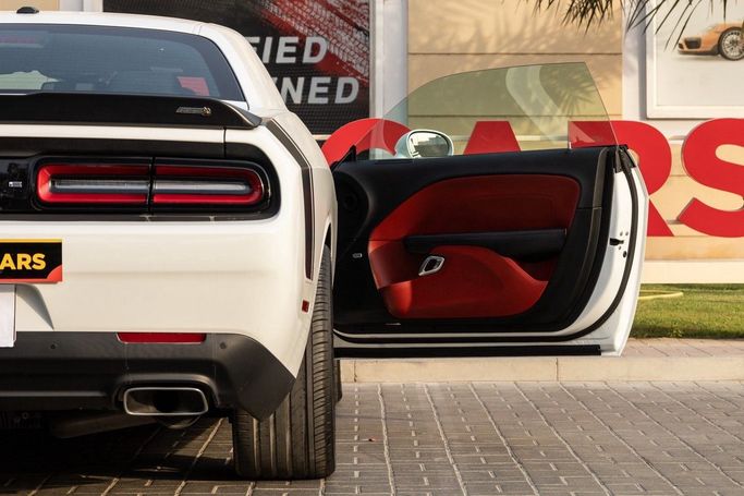 Подержанный Dodge Challenger R_T III Рестайлинг 2, 6.4 л, 2018 в Дубае от Linda Cars Белый цвет. Канадская | AUTO.AE