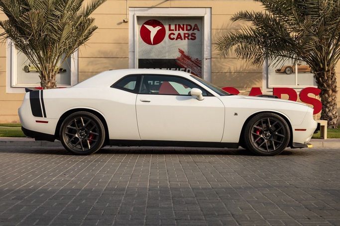 Подержанный Dodge Challenger R_T III Рестайлинг 2, 6.4 л, 2018 в Дубае от Linda Cars Белый цвет. Канадская | AUTO.AE