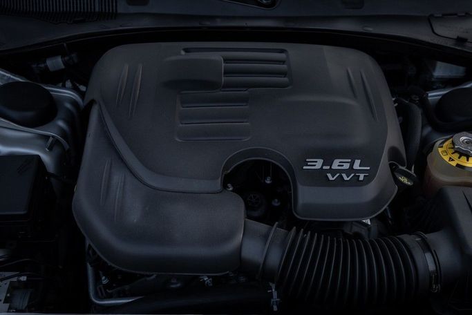 Подержанный Dodge Challenger SXT III Рестайлинг 2, 3.6 л, 2022 в Дубае от Linda Cars Серебристый цвет. GCC | AUTO.AE