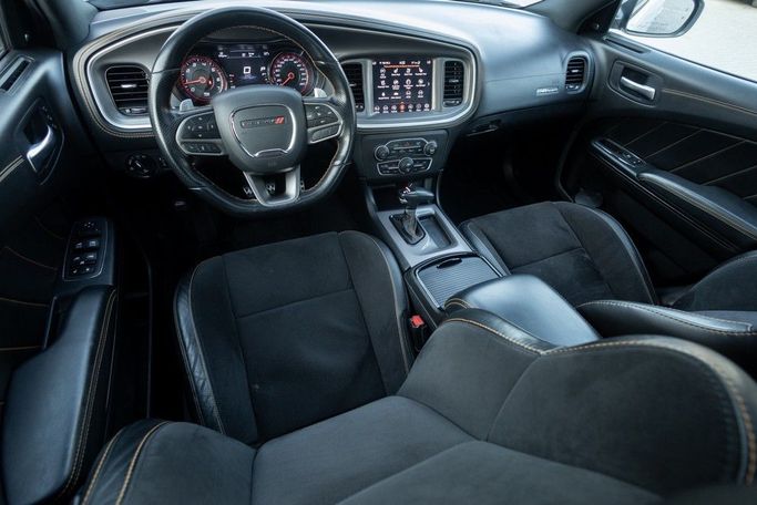 Подержанный Dodge Challenger SXT III Рестайлинг 2, 3.6 л, 2022 в Дубае от Linda Cars Серебристый цвет. GCC | AUTO.AE