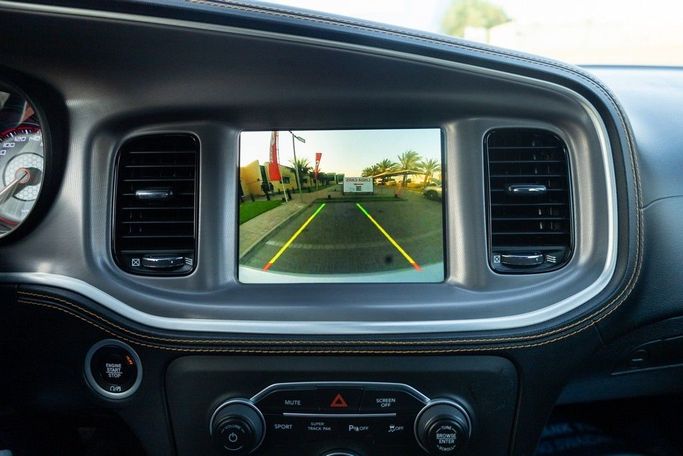 Подержанный Dodge Challenger SXT III Рестайлинг 2, 3.6 л, 2022 в Дубае от Linda Cars Серебристый цвет. GCC | AUTO.AE