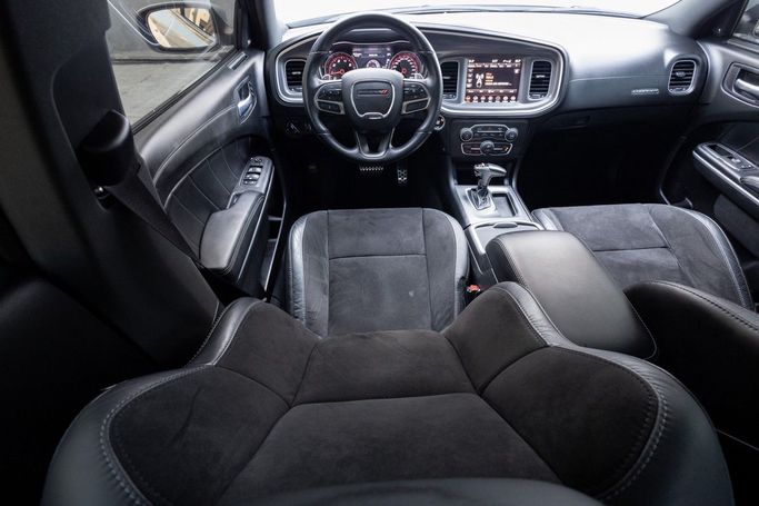 Подержанный Dodge Challenger SXT III Рестайлинг 2, 3.6 л, 2021 в Дубае от Linda Cars Серебристый цвет. GCC | AUTO.AE