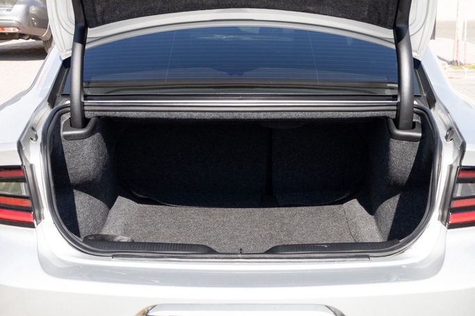 Подержанный Dodge Challenger SXT III Рестайлинг 2, 3.6 л, 2021 в Дубае от Linda Cars Серебристый цвет. GCC | AUTO.AE