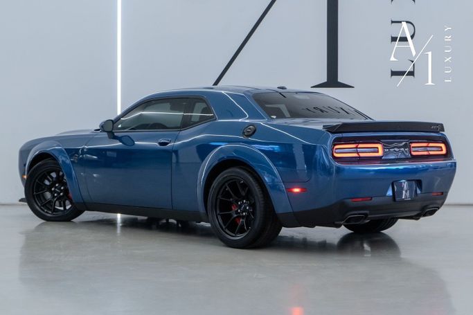 Подержанный Dodge Challenger Hellcat Widebody III Рестайлинг 2, 6.2 л, 2022 в Дубае от A1 Luxury Motors Синий цвет. GCC | AUTO.AE