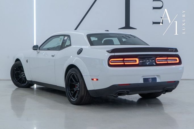 Подержанный Dodge Challenger Hellcat Widebody III Рестайлинг 2, 6.2 л, 2022 в Дубае от A1 Luxury Motors Белый цвет. GCC | AUTO.AE