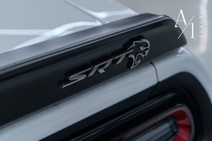 Подержанный Dodge Challenger Hellcat Widebody III Рестайлинг 2, 6.2 л, 2022 в Дубае от A1 Luxury Motors Белый цвет. GCC | AUTO.AE