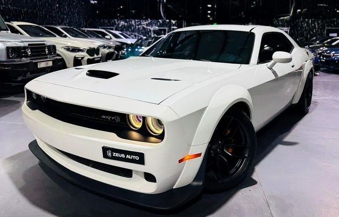 Used Dodge Challenger Hellcat III Facelift 2, 6.2 l, 2018 in Dubai by Zeus Motors, White color. GCC Specs | AUTO.AE