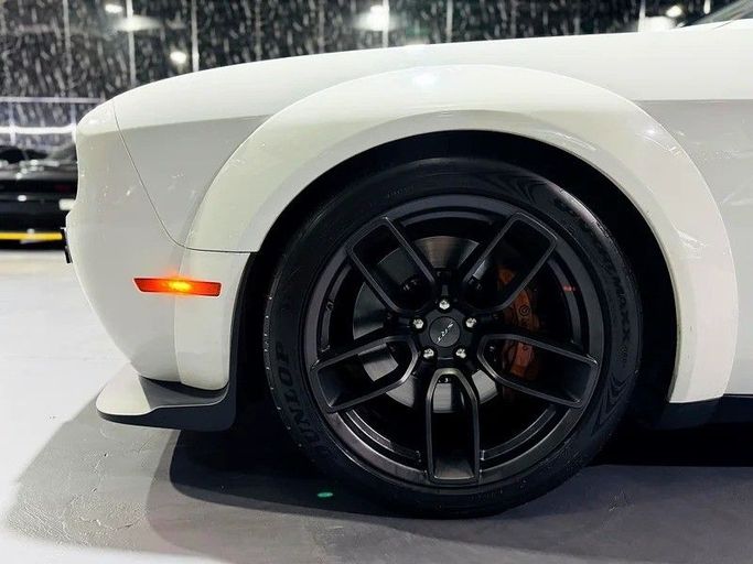 Used Dodge Challenger Hellcat III Facelift 2, 6.2 l, 2018 in Dubai by Zeus Motors, White color. GCC Specs | AUTO.AE