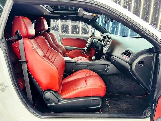 Used Dodge Challenger Hellcat III Facelift 2, 6.2 l, 2018 in Dubai by Zeus Motors, White color. GCC Specs | AUTO.AE