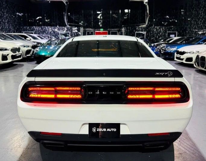 Used Dodge Challenger Hellcat III Facelift 2, 6.2 l, 2018 in Dubai by Zeus Motors, White color. GCC Specs | AUTO.AE