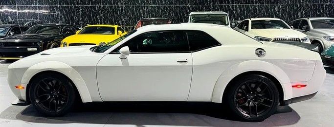 Used Dodge Challenger Hellcat III Facelift 2, 6.2 l, 2018 in Dubai by Zeus Motors, White color. GCC Specs | AUTO.AE