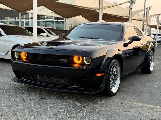 Подержанный Dodge Challenger SXT III Рестайлинг 2, 3.6 л, 2019 в Дубае от Al Qemah Used Cars Черный цвет. Американская | AUTO.AE