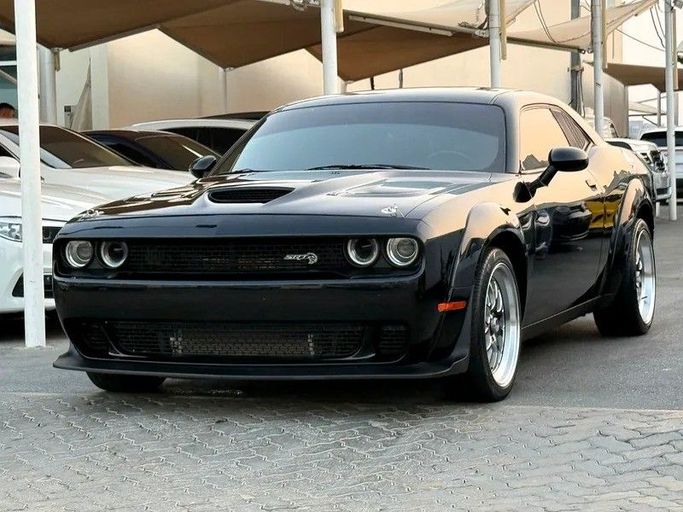 Подержанный Dodge Challenger SXT III Рестайлинг 2, 3.6 л, 2019 в Дубае от Al Qemah Used Cars Черный цвет. Американская | AUTO.AE
