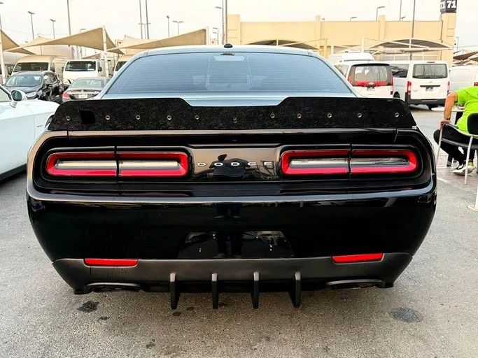 Подержанный Dodge Challenger SXT III Рестайлинг 2, 3.6 л, 2019 в Дубае от Al Qemah Used Cars Черный цвет. Американская | AUTO.AE