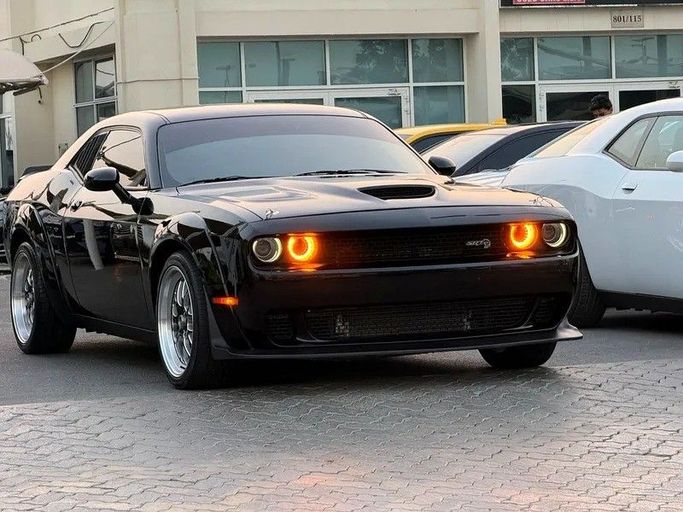 Подержанный Dodge Challenger SXT III Рестайлинг 2, 3.6 л, 2019 в Дубае от Al Qemah Used Cars Черный цвет. Американская | AUTO.AE