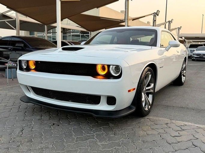 Подержанный Dodge Challenger R_T III Рестайлинг 2, 6.4 л, 2021 в Дубае от Al Qemah Used Cars Белый цвет. Американская | AUTO.AE