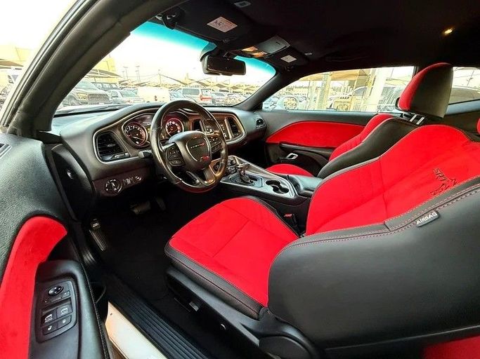 Подержанный Dodge Challenger R_T III Рестайлинг 2, 6.4 л, 2021 в Дубае от Al Qemah Used Cars Белый цвет. Американская | AUTO.AE