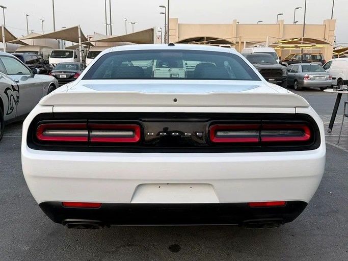 Подержанный Dodge Challenger R_T III Рестайлинг 2, 6.4 л, 2021 в Дубае от Al Qemah Used Cars Белый цвет. Американская | AUTO.AE