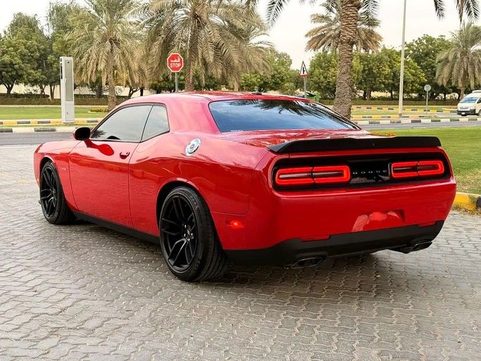 Подержанный Dodge Challenger R_T III Рестайлинг 2, 6.4 л, 2020 в Дубае от Al Qemah Used Cars Красный цвет. Американская | AUTO.AE
