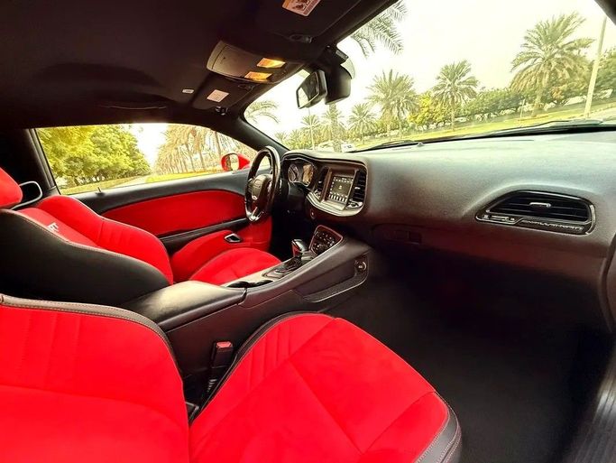 Подержанный Dodge Challenger R_T III Рестайлинг 2, 6.4 л, 2020 в Дубае от Al Qemah Used Cars Красный цвет. Американская | AUTO.AE