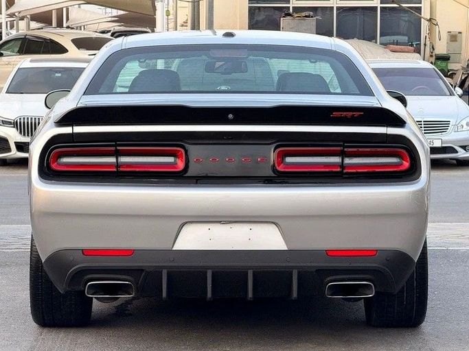 Подержанный Dodge Challenger SRT III Рестайлинг 2, 6.4 л, 2017 в Дубае от Al Qemah Used Cars Серебристый цвет. Американская | AUTO.AE