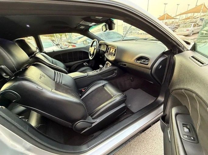 Подержанный Dodge Challenger SRT III Рестайлинг 2, 6.4 л, 2017 в Дубае от Al Qemah Used Cars Серебристый цвет. Американская | AUTO.AE